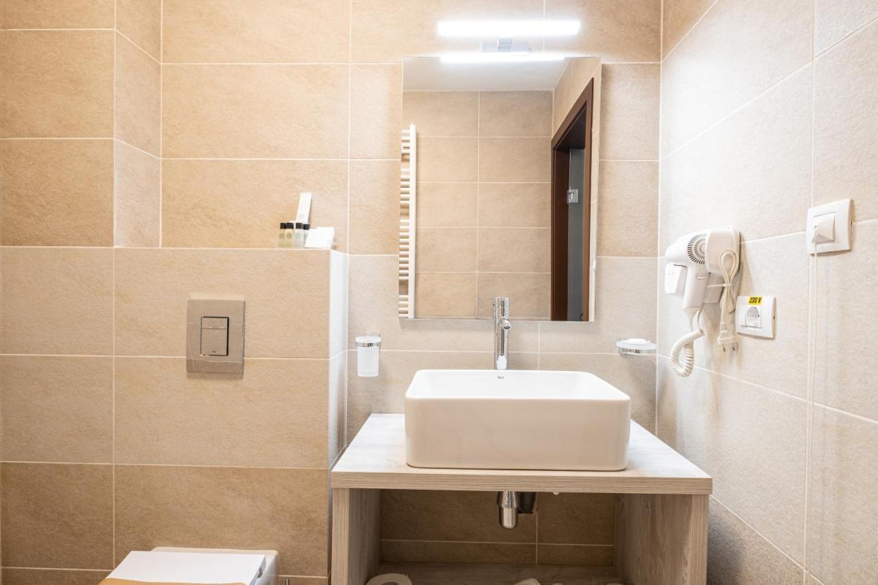 Fiald Hotel&Spa Bacău Buitenkant foto