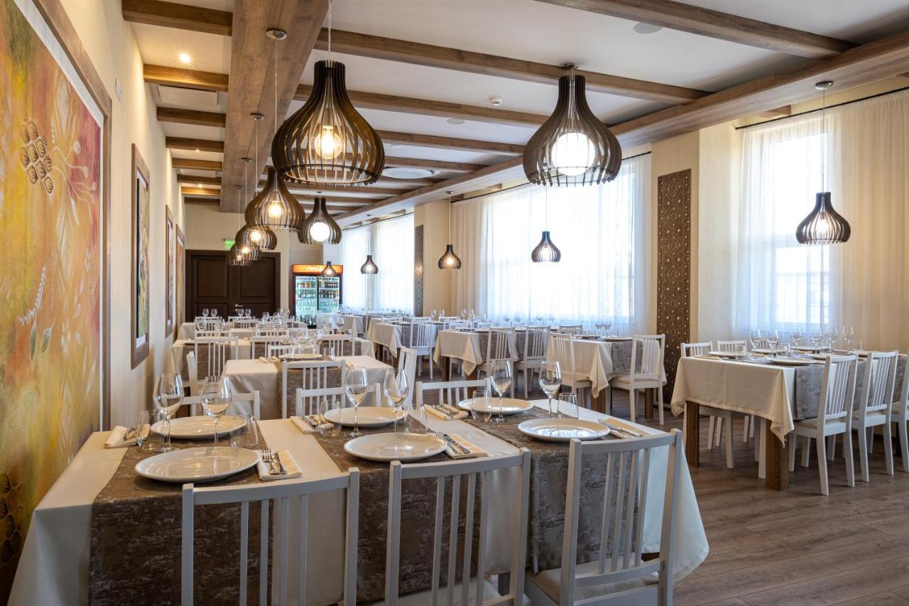 Fiald Hotel&Spa Bacău Buitenkant foto