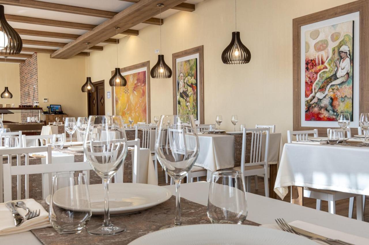 Fiald Hotel&Spa Bacău Buitenkant foto